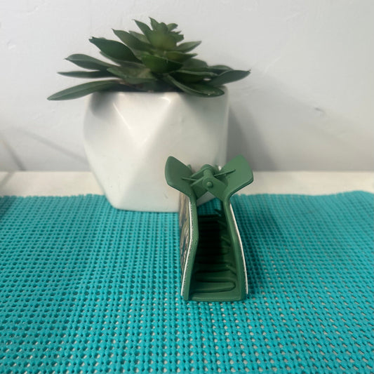 Green Highland Cow Hair Claw